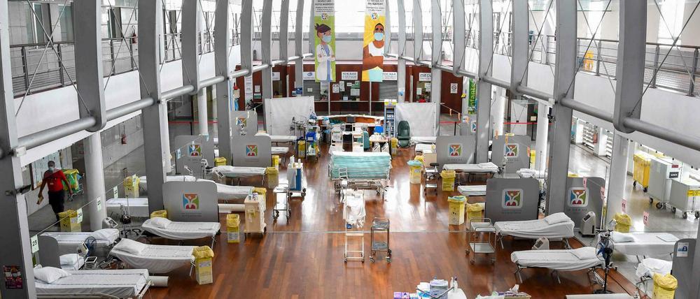Dieses Foto vom 20. August 2021 zeigt Betten und Krankentragen, die für bis zu 48 Patienten in der Halle des Französisch-Polynesien-Krankenhauses Taaone in Papeete aufgestellt sind.