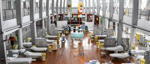 Dieses Foto vom 20. August 2021 zeigt Betten und Krankentragen, die für bis zu 48 Patienten in der Halle des Französisch-Polynesien-Krankenhauses Taaone in Papeete aufgestellt sind.