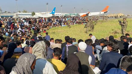 US-Soldaten bewachen eine Absperrung am internationalen Flughafen. Afghanen, die vor den Taliban fliehen wollten, rannten auf das Flugfeld, um in Sicherheit gebracht zu werden.