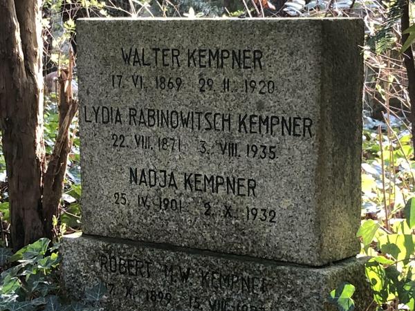 Ein Grabstein auf dem u.a. der Name Lydia Rabinowitsch-Kempners eingraviert ist.