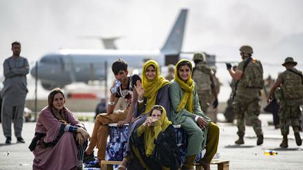 Ende einer Intervention: Kinder warten am Flughafen Kabul darauf, in Sicherheit geflogen zu werden.