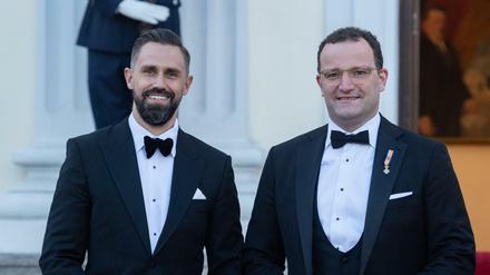 Jens Spahn (r, CDU), Bundesgesundheitsminister, und sein Ehemann Daniel Funke