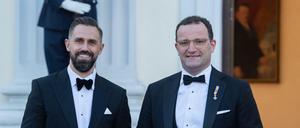Jens Spahn (r, CDU), Bundesgesundheitsminister, und sein Ehemann Daniel Funke