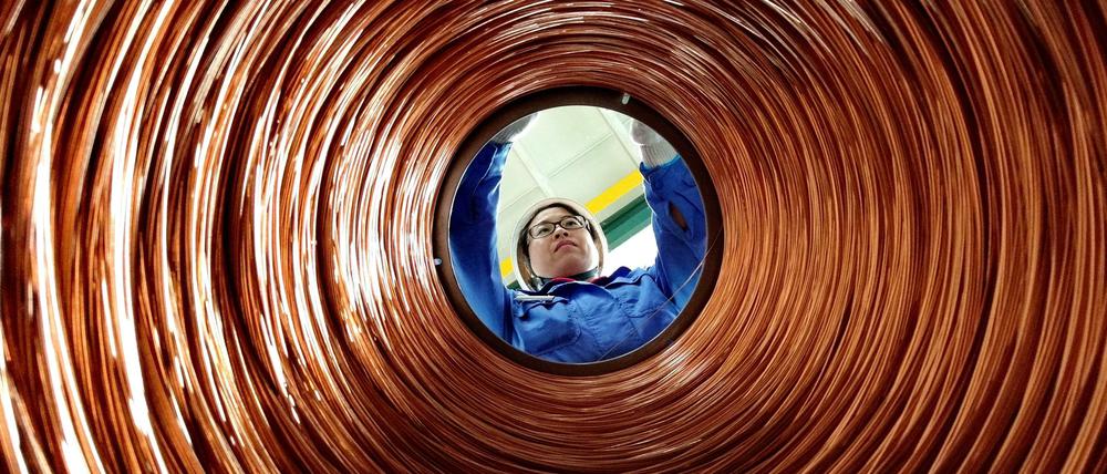 Eine Mitarbeiterin arrangiert Schweißdrähte bei Tangshan Kobelco in Tangshan in der nordchinesischen Provinz Hebei.