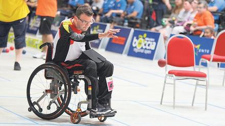 Drei, vier, fünf Sekunden – dann lässt Boris Nicolai den Ball los. 