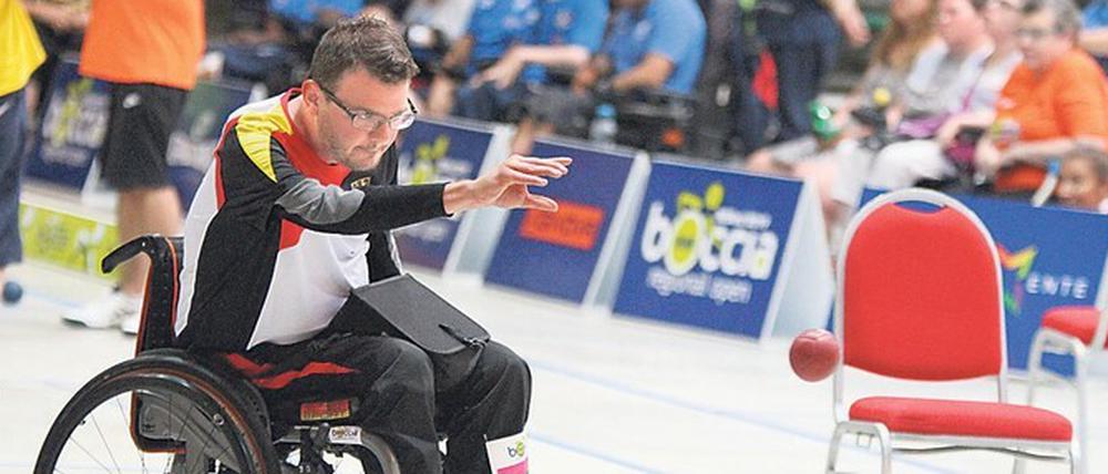 Drei, vier, fünf Sekunden – dann lässt Boris Nicolai den Ball los.