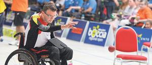 Drei, vier, fünf Sekunden – dann lässt Boris Nicolai den Ball los. 