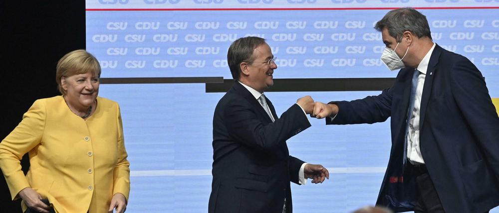 Demonstrativer Zusammenhalt: CDU-Kanzlerkandidat Armin Laschet und CSU-Chef Markus Söder mit Bundeskanzlerin Angela im Tempodrom.