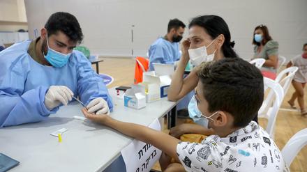 Ein Kind unterzieht sich einem COVID-19-Antikörpertest vor Beginn des neuen Schuljahres in Rishon LeZion, Israel.