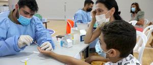 Ein Kind unterzieht sich einem COVID-19-Antikörpertest vor Beginn des neuen Schuljahres in Rishon LeZion, Israel.