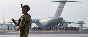 Amerikanische Soldaten, unter ihnen Spezialkräfte, bewachen den Flughafen in Kabul.