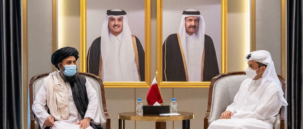 Mit der Hilfe Katars: Der katarische Außenminister Scheich Mohammed bin Abdulrahman Al-Thani (r.) trifft den Taliban-Chef Abdul Ghani Baradar in Doha.