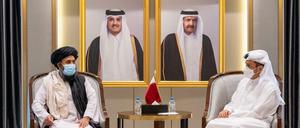 Mit der Hilfe Katars: Der katarische Außenminister Scheich Mohammed bin Abdulrahman Al-Thani (r.) trifft den Taliban-Chef Abdul Ghani Baradar in Doha. 