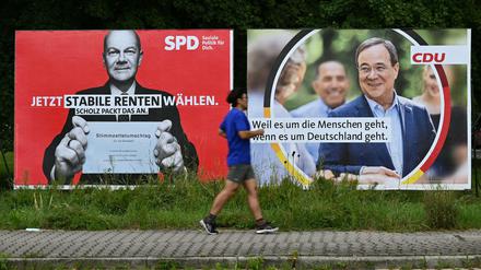 Wahlplakate mit den Spitzenkandidaten Olaf Scholz (SPD, l) und Armin Laschet (CDU).