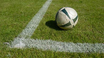Fußball verbindet. Aber was tun, wenn nicht nur die Muskeln schmerzen?