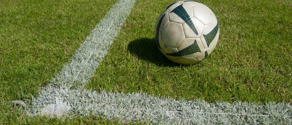 Fußball verbindet. Aber was tun, wenn nicht nur die Muskeln schmerzen?
