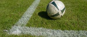 Fußball verbindet. Aber was tun, wenn nicht nur die Muskeln schmerzen?