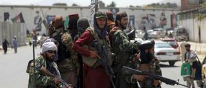 Schwer bewaffnete Taliban-Kämpfer patrouillieren in Kabul. 