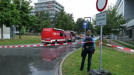 Das betreffende Gebäude der TU Darmstadt ist weiträumig abgesperrt. Sieben Menschen wurden hier wohl vergiftet.