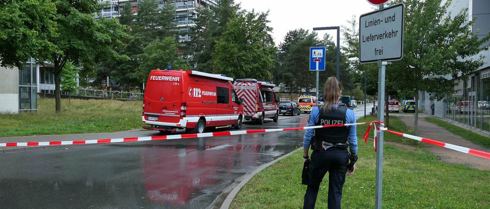 Das betreffende Gebäude der TU Darmstadt ist weiträumig abgesperrt. Sieben Menschen wurden hier wohl vergiftet.