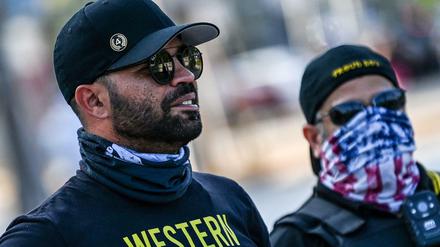 Der Chef der „Proud Boys“, Enrique Tarrio (l.), ist in den USA verurteilt worden.
