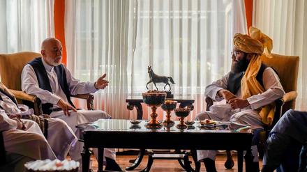Das von den Taliban veröffentlichte Foto zeigt Hamid Karsai, ehemaliger Präsident von Afghanistan, mit Anas Hakkani.