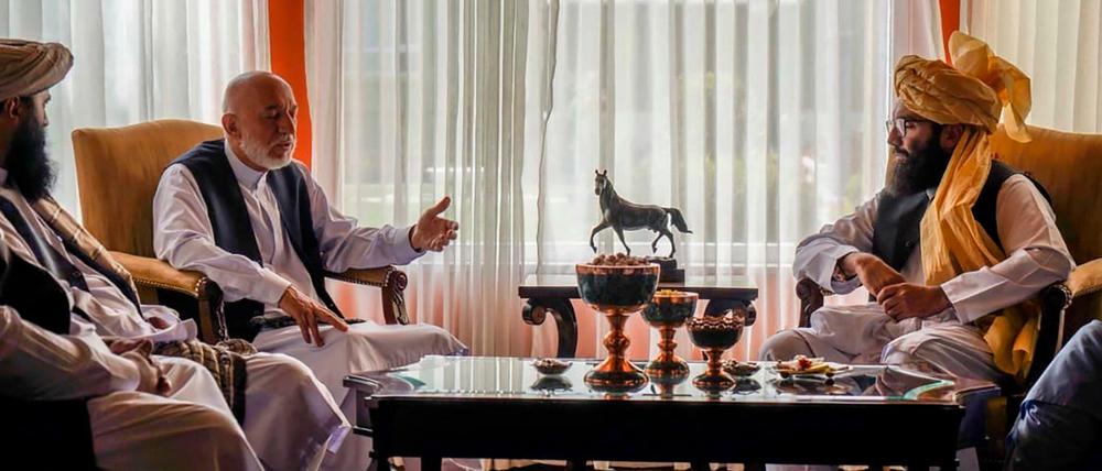 Das von den Taliban veröffentlichte Foto zeigt Hamid Karsai, ehemaliger Präsident von Afghanistan, mit Anas Hakkani.