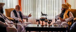 Das von den Taliban veröffentlichte Foto zeigt Hamid Karsai, ehemaliger Präsident von Afghanistan, mit Anas Hakkani.