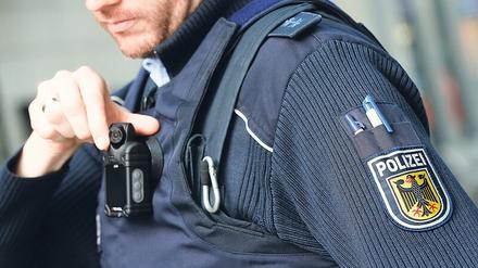 Kamera ab auf Knopfdruck. Beamte der Bundespolizei in Berlin haben bereits die Lizenz zum Filmen. 