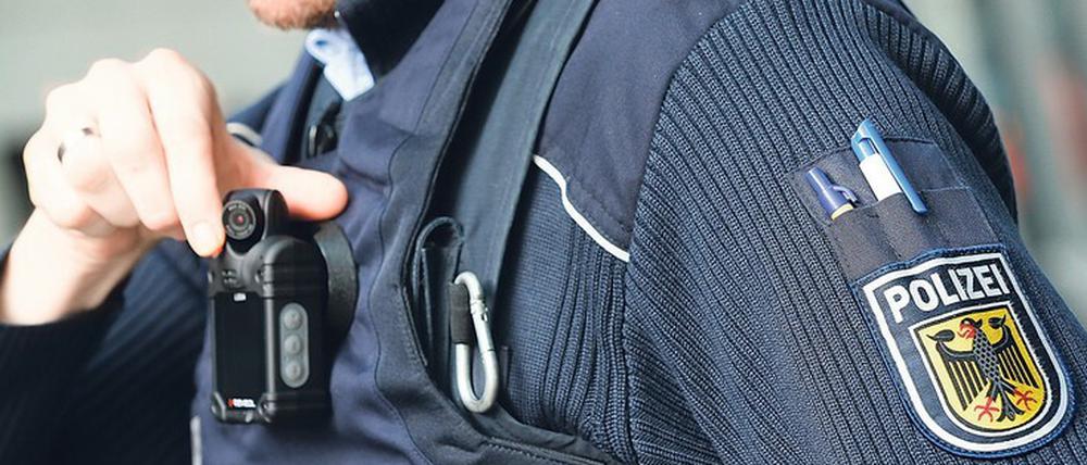Kamera ab auf Knopfdruck. Beamte der Bundespolizei in Berlin haben bereits die Lizenz zum Filmen.