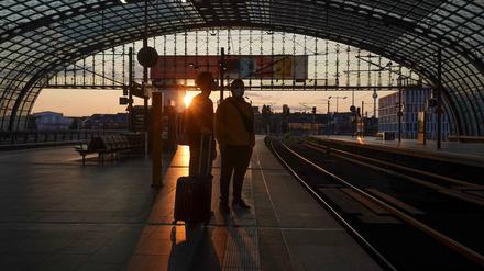 Reisende warten vergeblich auf einen Zug am Hauptbahnhof, der sie nach Amsterdam befördert.