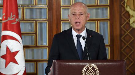 Kais Saied, Präsident von Tunesien, hält wehrend der Vereidigungszeremonie der neuen Regierung im Palast der Republik eine Rede.