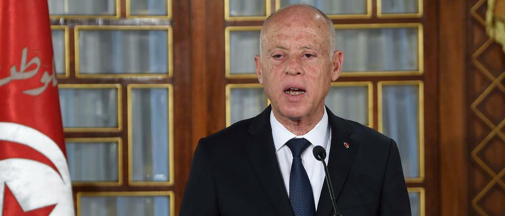Kais Saied, Präsident von Tunesien, hält wehrend der Vereidigungszeremonie der neuen Regierung im Palast der Republik eine Rede.