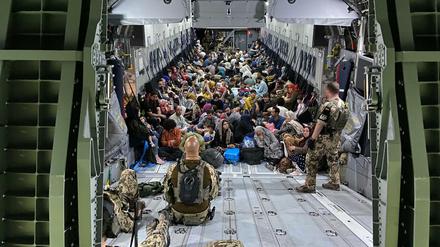Geflüchtete aus Kabul in einem Airbus A400M der Bundeswehr