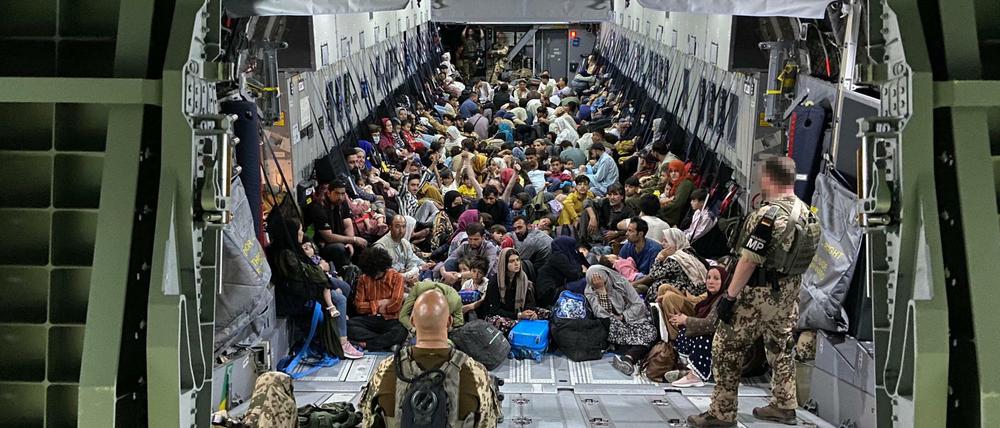 Geflüchtete aus Kabul in einem Airbus A400M der Bundeswehr