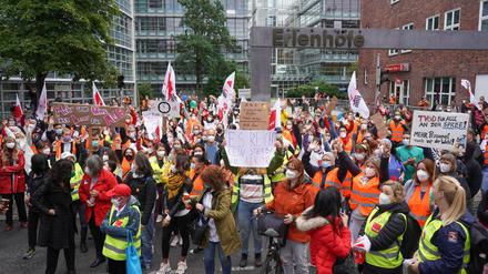 Zahlreiche Pflegekräfte und andere Beschäftigte nahmen am Montag an einer streikbegleitenden Kundgebung vor der Vivantes-Zentrale teil.