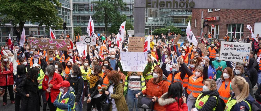 Zahlreiche Pflegekräfte und andere Beschäftigte nahmen am Montag an einer streikbegleitenden Kundgebung vor der Vivantes-Zentrale teil.