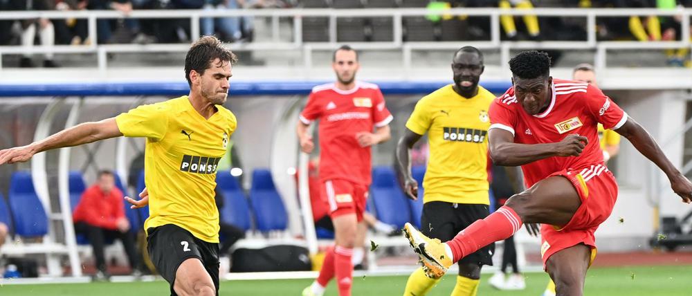 Taiwo Awoniyi (rechts) erzielte zwei Treffer und bereitete ein weiteres vor.