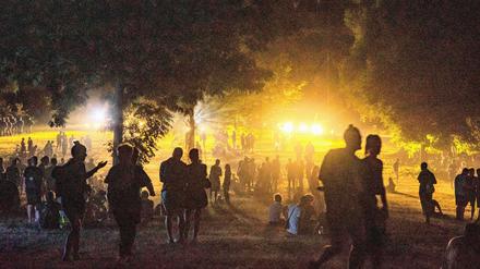 Hasenheide, 19. Juni. Wenn sich Anwohner über nächtlichen Lärm beschweren, räumt die Polizei den Park. Manchmal dauert das Stunden.
