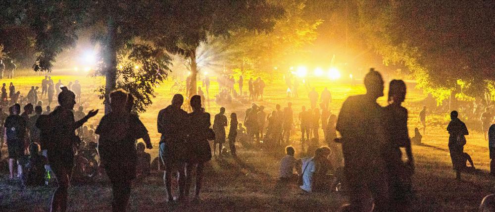 Hasenheide, 19. Juni. Wenn sich Anwohner über nächtlichen Lärm beschweren, räumt die Polizei den Park. Manchmal dauert das Stunden.