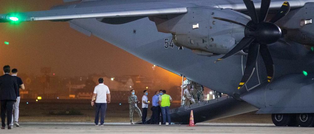 Ein Flugzeug der Bundeswehr wird in Taschkent entladen.