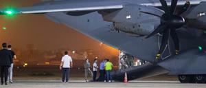 Ein Flugzeug der Bundeswehr wird in Taschkent entladen.