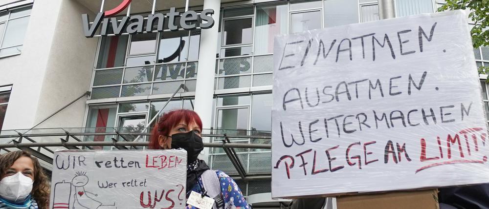 Kundgebung der Pflegekräfte vor der Vivantes-Zentrale.