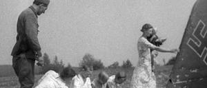 Abgeschossenes deutsches Flugzeug, Aufnahme aus dem August 1941.