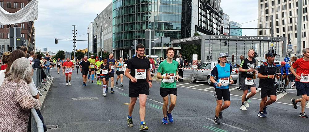 Kampf auf den letzten Metern: Am Potsdamer Platz haben die Laufenden die Strecke fast geschafft.
