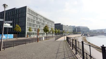 Außenansicht des BMBF an der Spree in Berlin.
