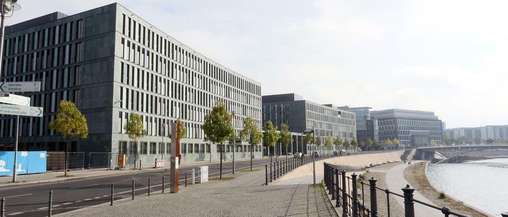 Außenansicht des BMBF an der Spree in Berlin.