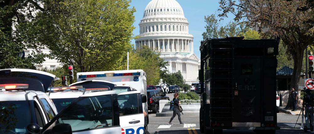 US-Polizei in Alarmbereitschaft vor dem Kapitol. Ein Mann gab vor eine Bombe bei sich zu tragen.