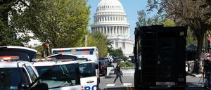 US-Polizei in Alarmbereitschaft vor dem Kapitol. Ein Mann gab vor eine Bombe bei sich zu tragen.