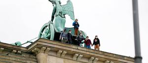 Klimaaktivisten auf dem Brandenburger Tor. 